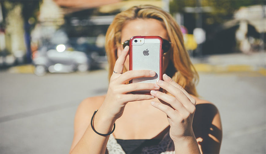 Smartphone in girl’s hands